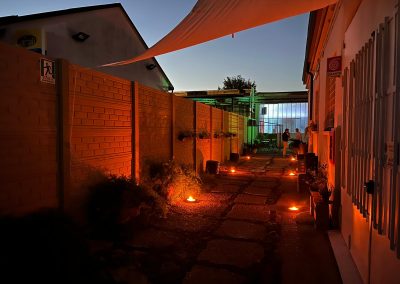 Ingresso esterno illuminato da candele al tramonto
