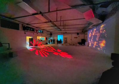 Allestimento con giochi di luce proiettati sul pavimento